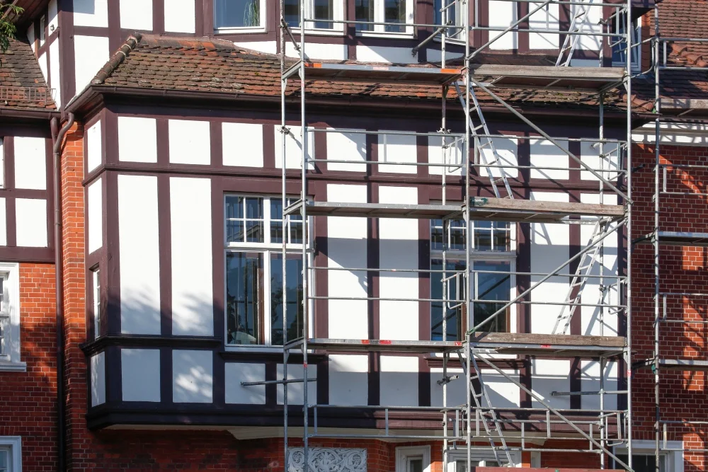 Gerüst an einer Fachwerkhaus-Fassade bei einer Sanierung.
